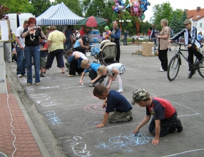 Festyn dla dzieci w Węgorzewie - malowanie na asfalcie